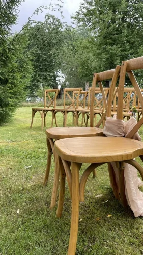 Holzstühle für Hochzeit dekoriert im Garten für eine freie Trauung im Harz