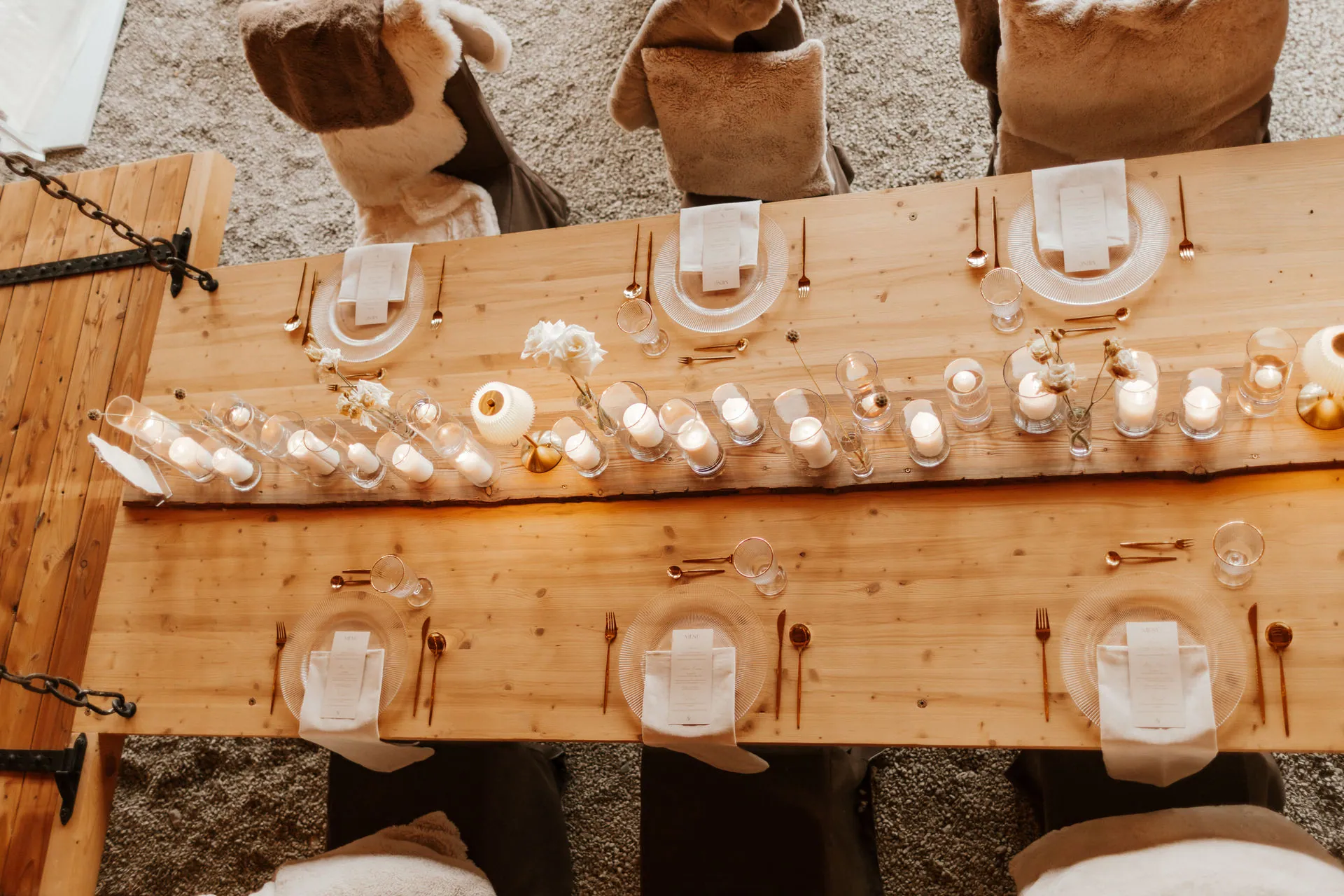 Eingedeckte Hochzeitstafel für eine rustikale traumhafte Scheunenhochzeit im Harz