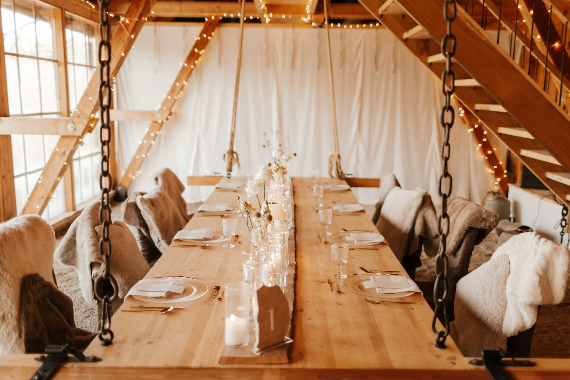 Hochzeitstafel einer Scheunenhochzeit - Hochzeit Location im Harz